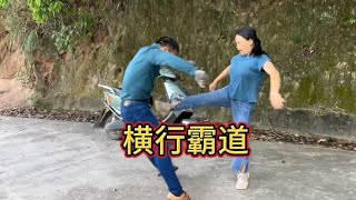 神秘美女反击小伙子的幽默短剧