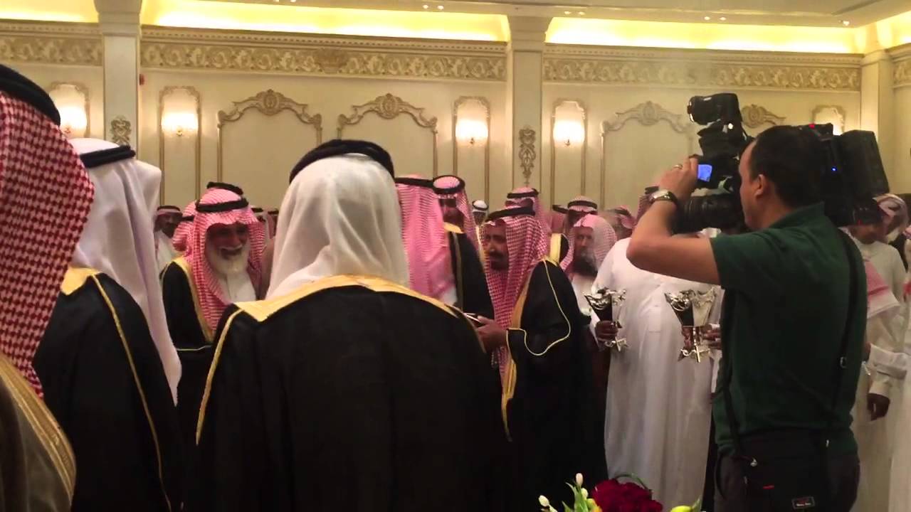 لحظة دخول الشيخ بندر الذويبي قاعة حفل قبيلة المعامرة