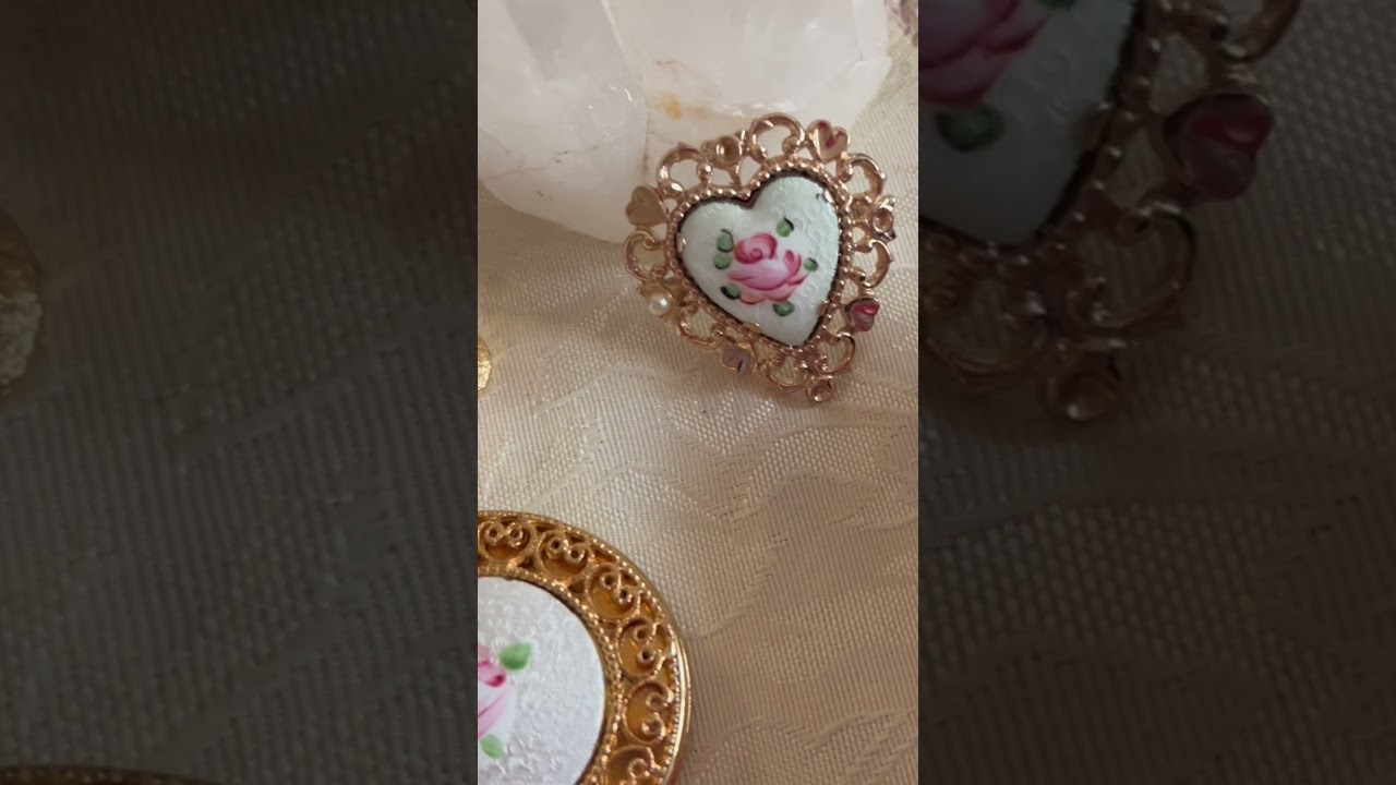 Нежные розочки компании Coro. Гильошированная эмаль. Конец 40х-начало 50х годов. 