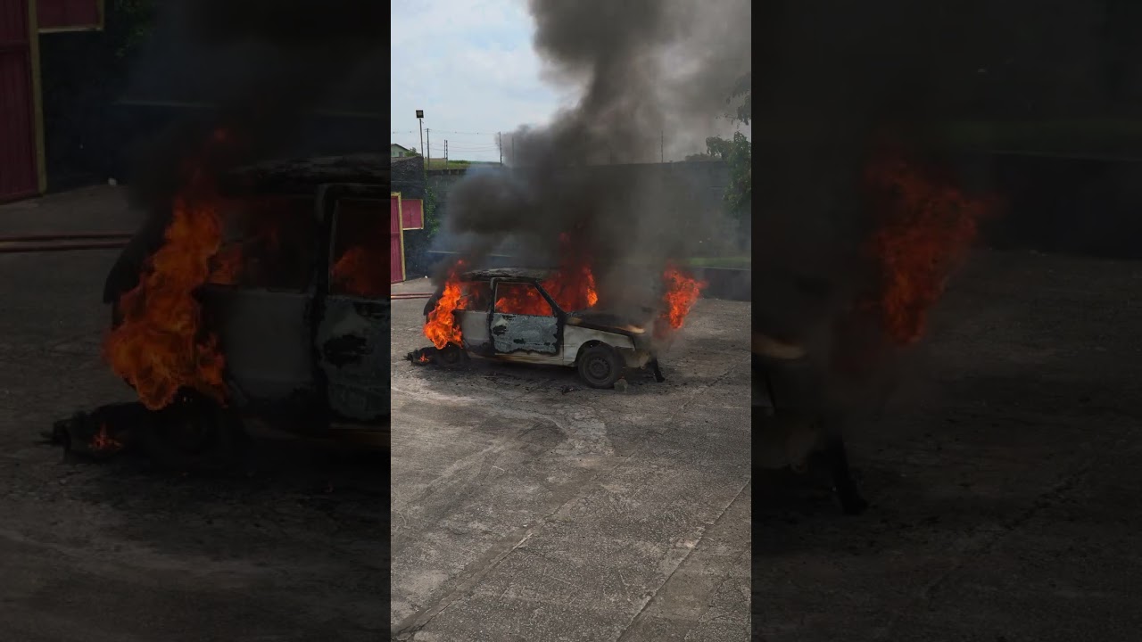 Combate a incêndio simulado em bateria de íon-lítio usando a E-Lança Murer.