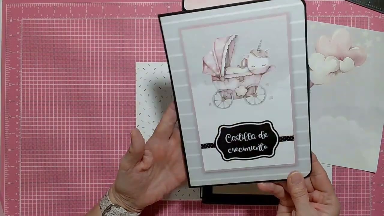 Cartilla de nacimiento con encuadernación divertida. Espero os guste.