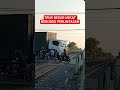 TRUK BESAR NEKAT NEROBOS PERLINTASAN KERETA