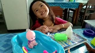 Dek Zahwa mandiin adek lucu
