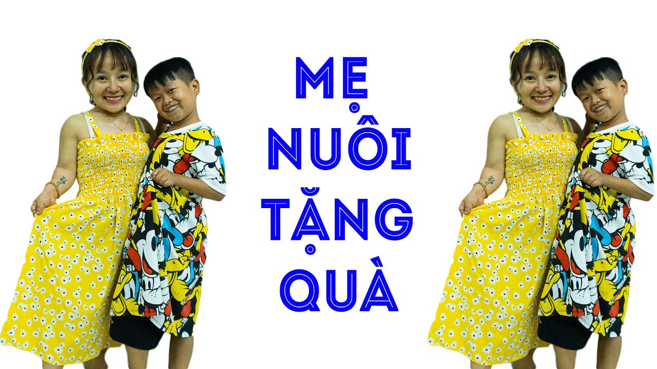 Ut Mini và Huy Tí Hon rất hạnh phúc khi được mẹ nuôi tặng quà sớm chơi