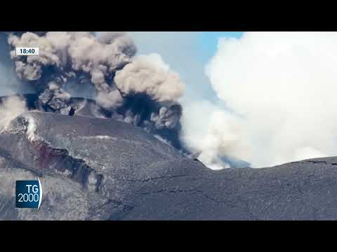 Video Eruzione Etna, voli cancellati all'aeroporto di Catania