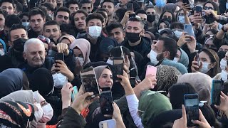 Binali Yıldırım festivalde öğrencilerle türkü söyledi Resimi