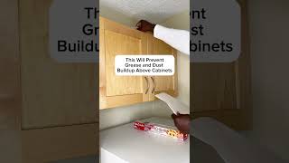 HOW TO PREVENT GREASE + DUST BUILDUP ABOVE CABINETS #lifehacks #kitchenhacks  #parchmentpaper #hacks