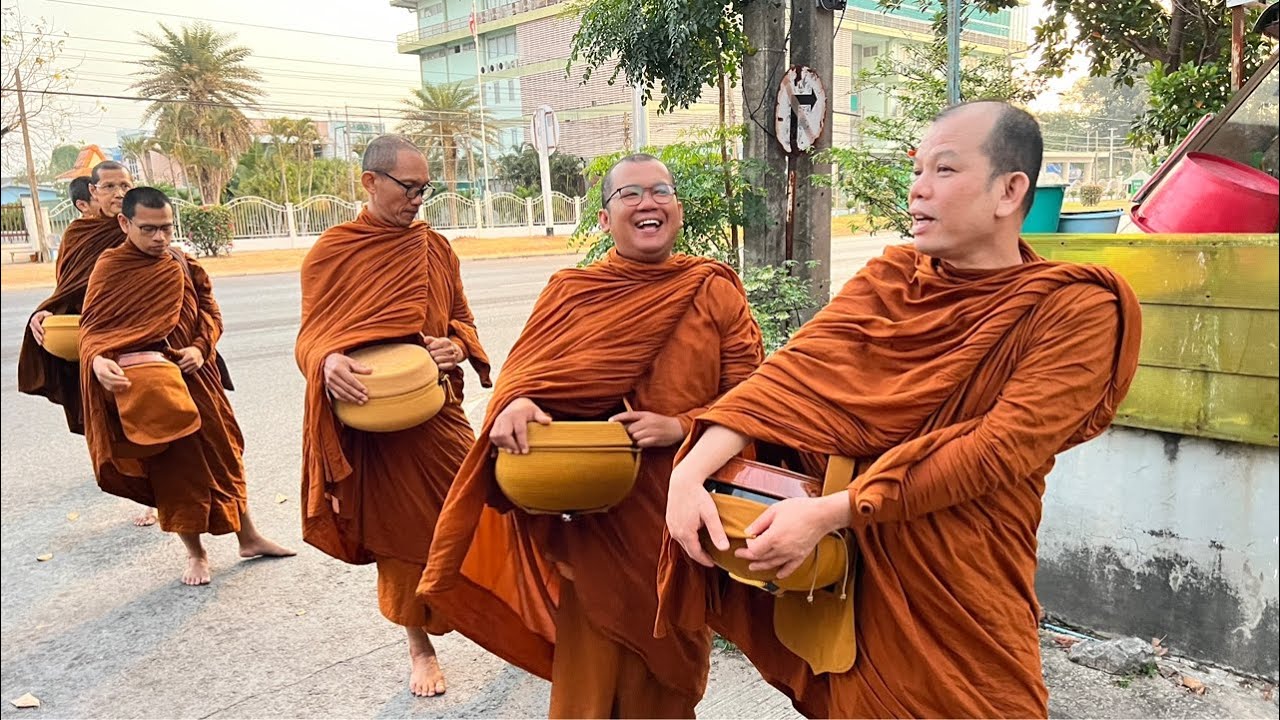 บรรยากาศ บิณฑบาตร เช้า ณ ตลาดช่องเม็ก5/3/69 #พุทธอุทยานที่พักสงฆ์วัดป่าบ่อน้ำพระอินทร์