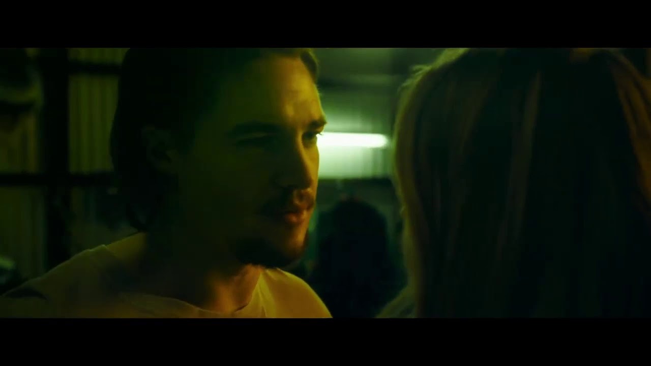 Beautiful kissing scenes in the movie horizon line