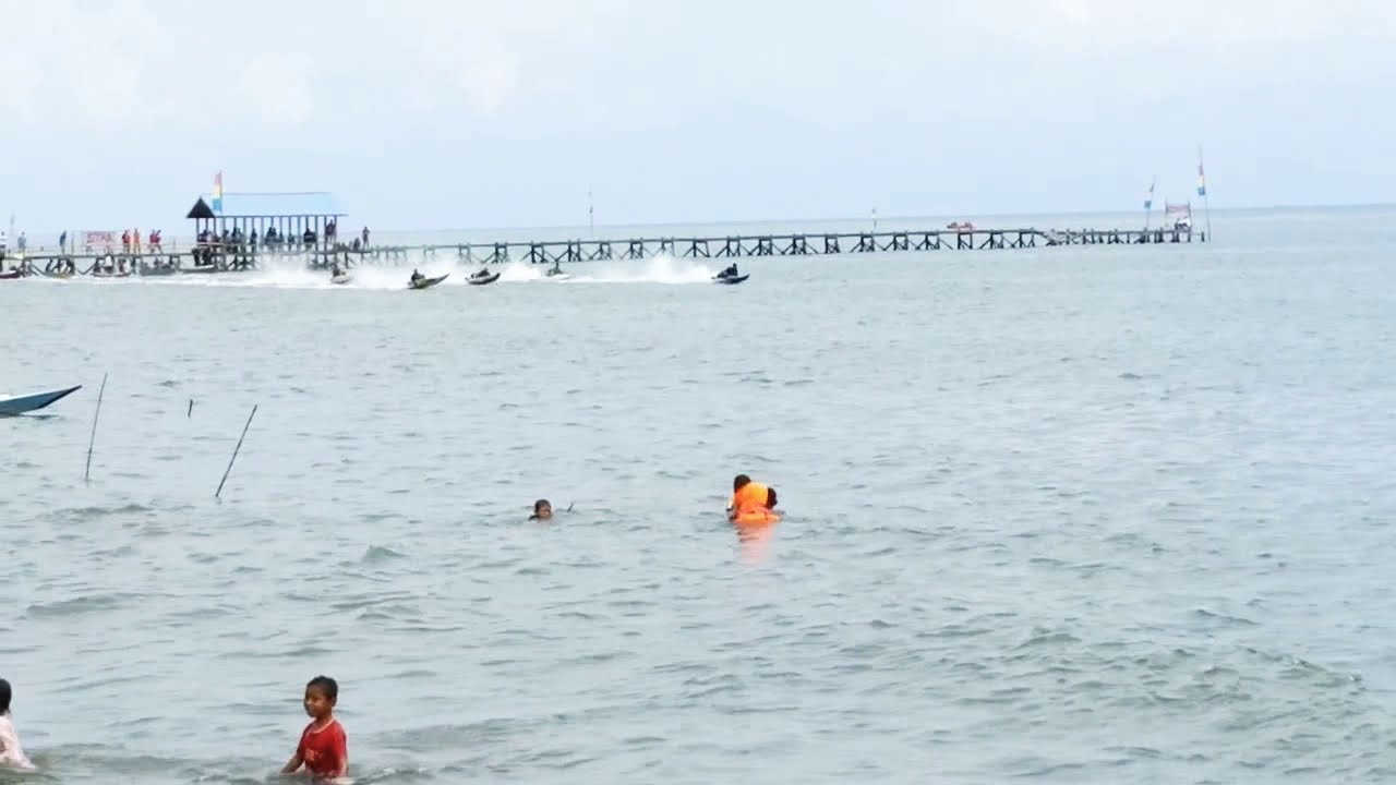 Lomba balap perahu (bala - bala) yang bertempat di Pantai Lemo #pantailemo Kec. Burau