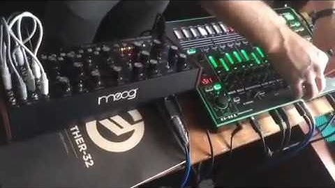 Moog Mother 32 VS Roland TR-8 #moog #mother32 #liveact