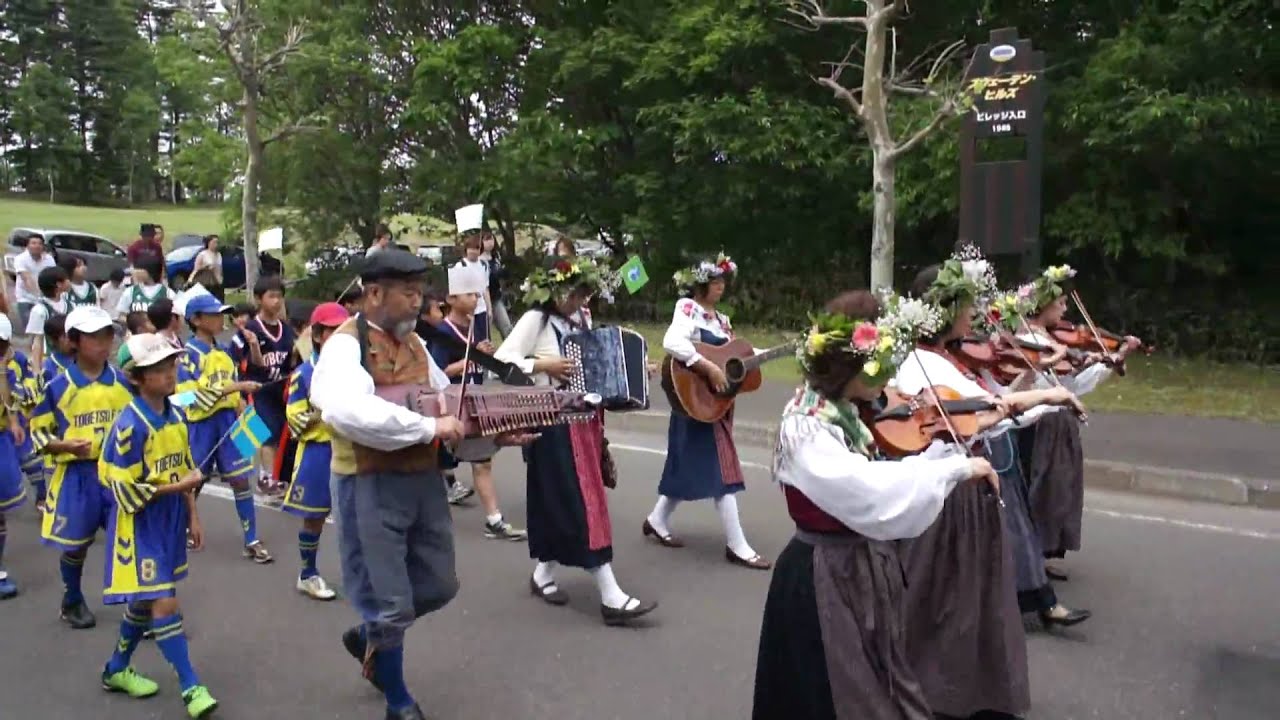 スウェーデンヒルズ 夏至祭 リースの行進 Youtube スウェーデンヒルズ 夏至祭 リースの行進 Youtube