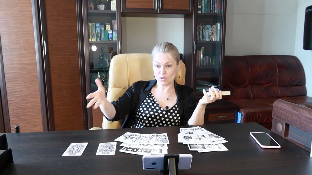 Истинное отношение малознакомого человека. Расклад Таро. Гадание Онлайн