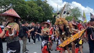 KEMERIAHAN PAWAI BUDAYA DAYAK DI PONTIANAK