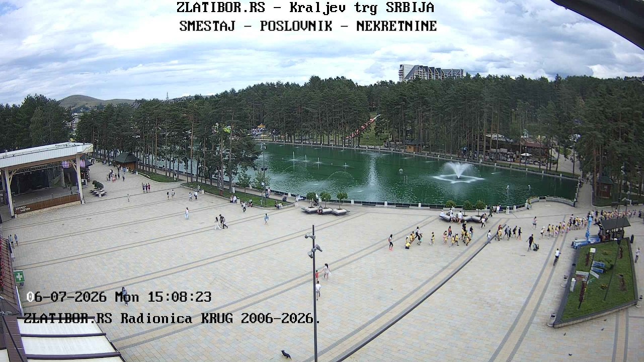 Live webcam view of Plaza Kraljev Trg y su lago