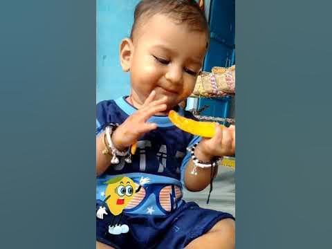 #ak tukda aam ki kimat tum kya jano 😋 @Anshu #babyeating #mango #aam # ...