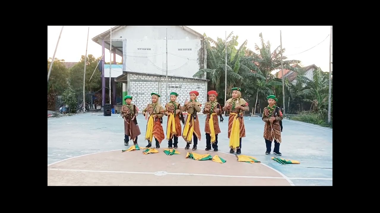 PARADE SEMAPORE MI MUHAMMADIYAH 01 KEBALANDONO ( PELAJAR PANCASILA, EXO MAMA, CJR TERHEBAT)