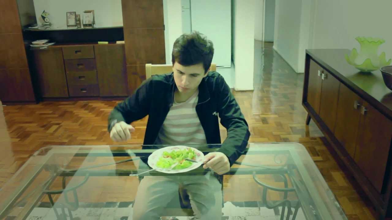 Eu estava ali comendo salada, e...