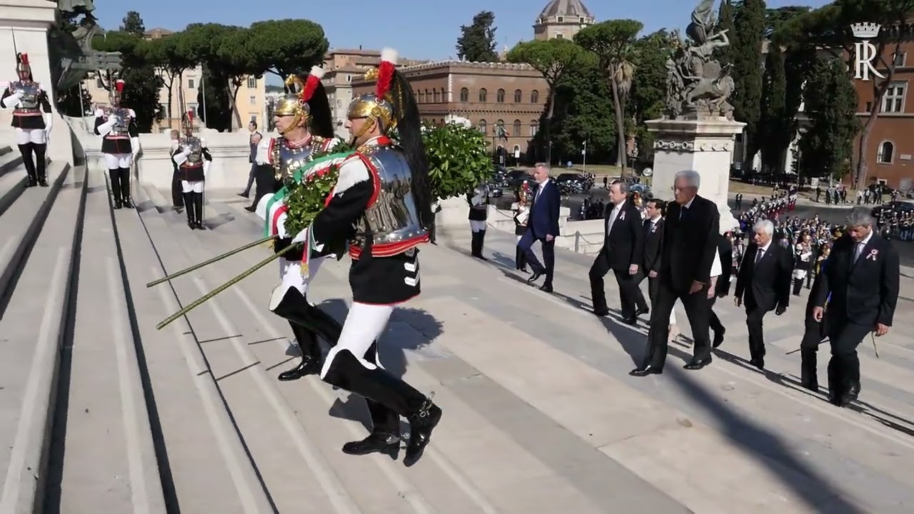 Mattarella depone una corona d’alloro all’Altare della Patria