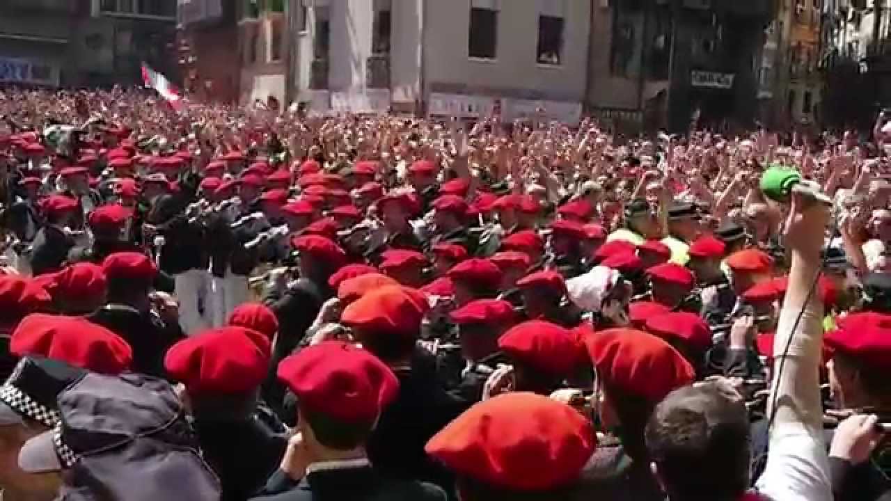 San Fermín /2 Gaiteros de Toda Navarra Amenizando después del Txupinazo.