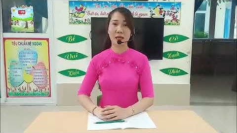 Cô hướng dẫn các con tư thế ngồi và cách cầm bút