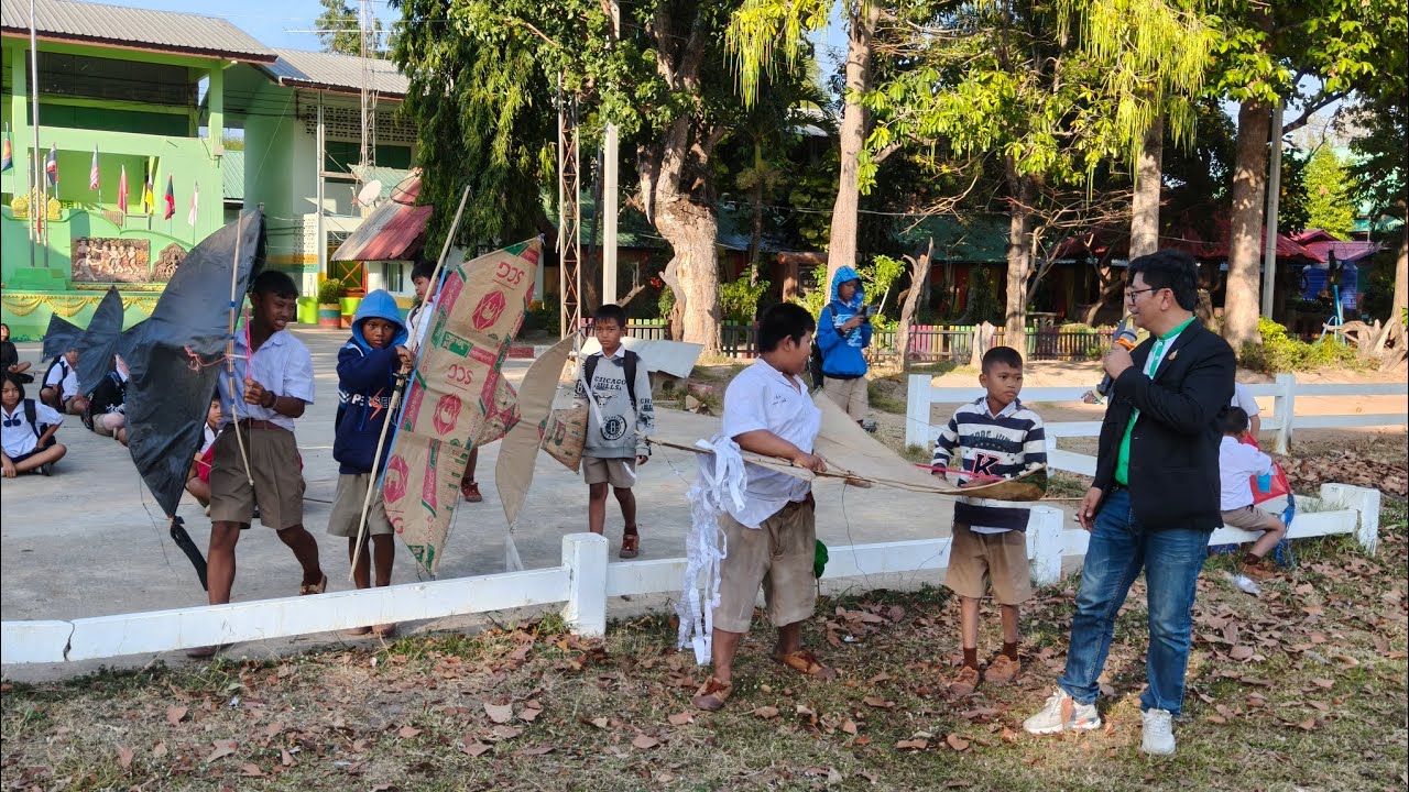 แข่งวิ่งว่าว ของนักเรียนโรงเรียนบ้านปอยเดิน