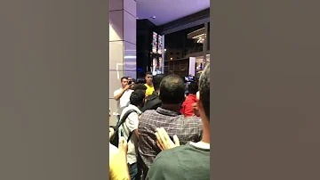 ويجز يعتدي على أحد المراسلين الصحفيين في عرض فيلم فرق خبرة 