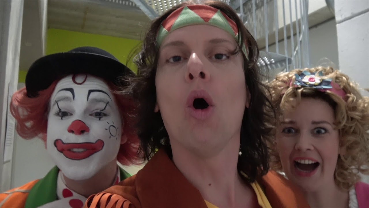 Vlog - Pipo de Clown filmt stiekem dansrepetitie Dikke Deur