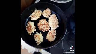 Рецепт котлет/оладьев из цветной капусты, яйца и муки (+соль). жарим на растительном масле