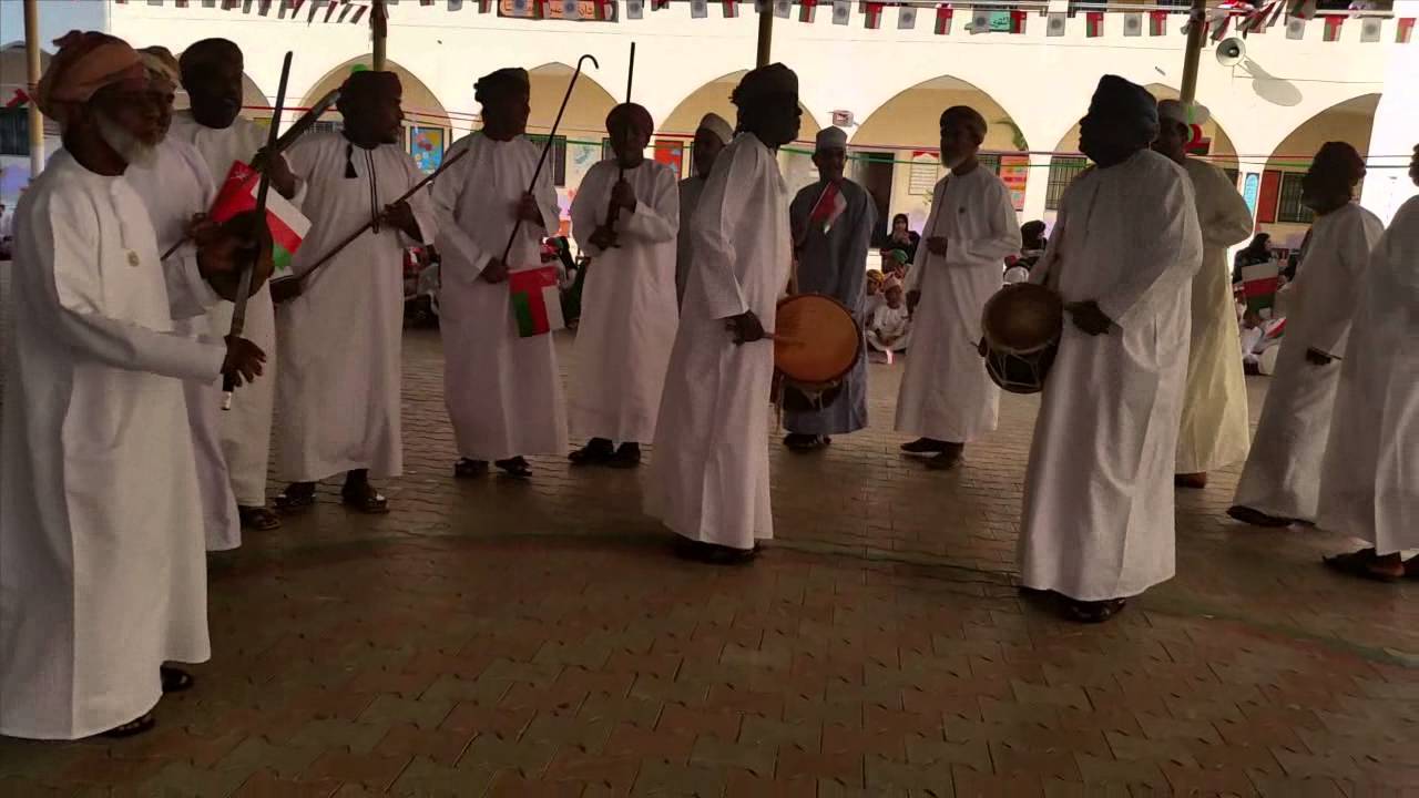 مشاركة المجتمع المحلي في حفل مدرسة قنتب بالعيد ال45