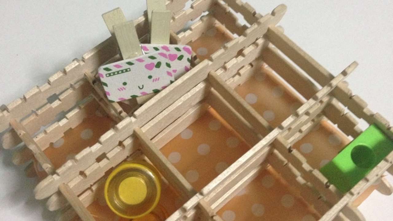 Crea un porta oggetti con bastoncini di legno fai da te casa ... Oggetti fai da te