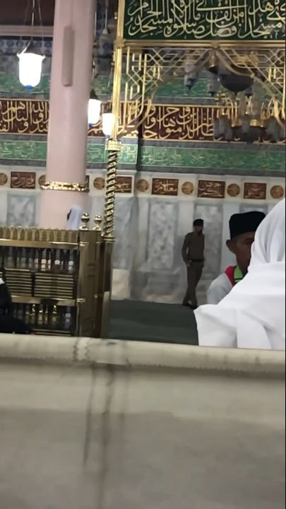 Berdoa Di Makam Nabi Muhammad SAW