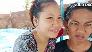 Keromantisan pasangan suami istri saat berada di dalam kolam renang(IDA  OCET & WAHYU)
