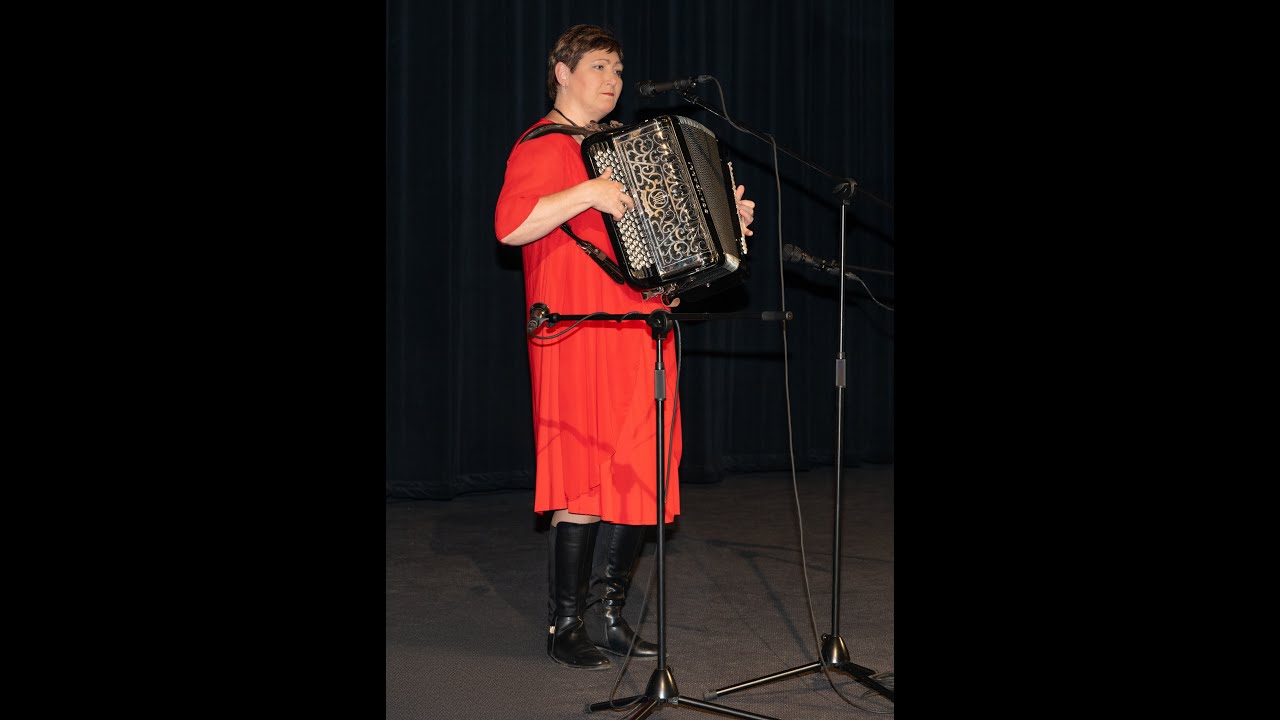 Martina ZAVADILOVÁ ♫ Breclavská kasárňa ♪ U našeho mlýna ♫  Mamko moja mamko ♪