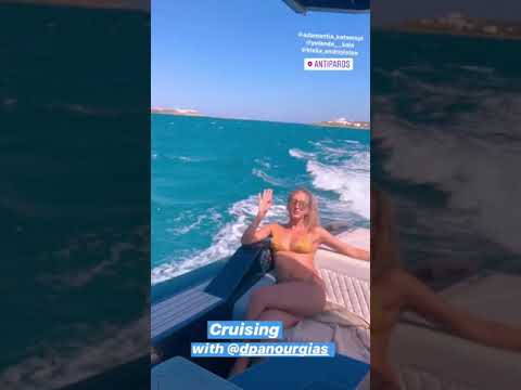 Χριστίνα Μπόμπα: Βόλτα με σκάφος στην Αντίπαρο!