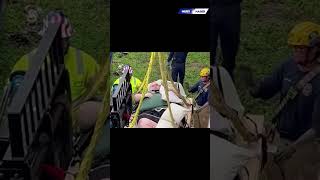 Şok edici görüntülerde,  270 kg ağırlığındaki bir adam evinden vinç  kullanılarak kurtarıldı .