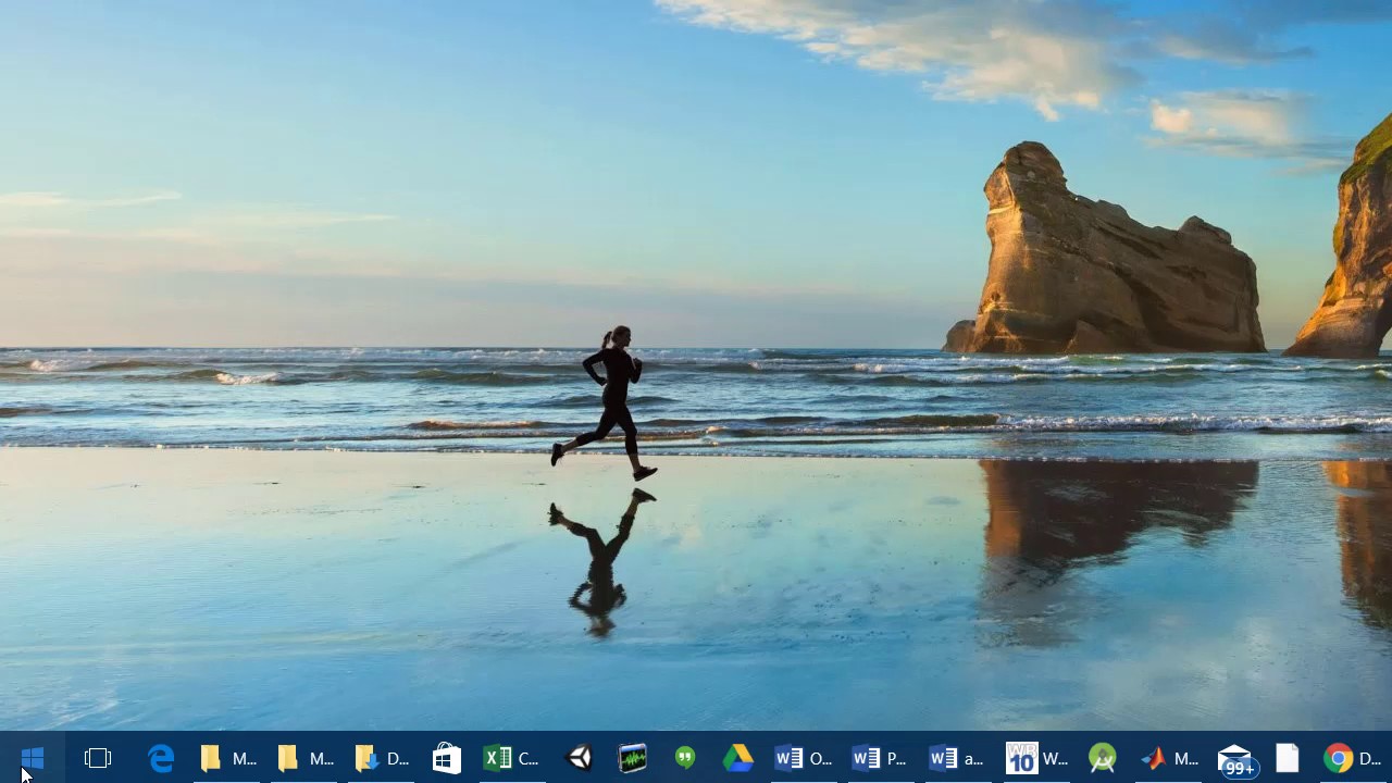Заставка Windows 10 девушка бежит вдоль моря