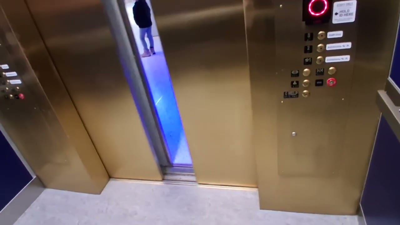 Kone/Otis traction elevator at the Smithsonian National Air and Space Museum (Washington DC)