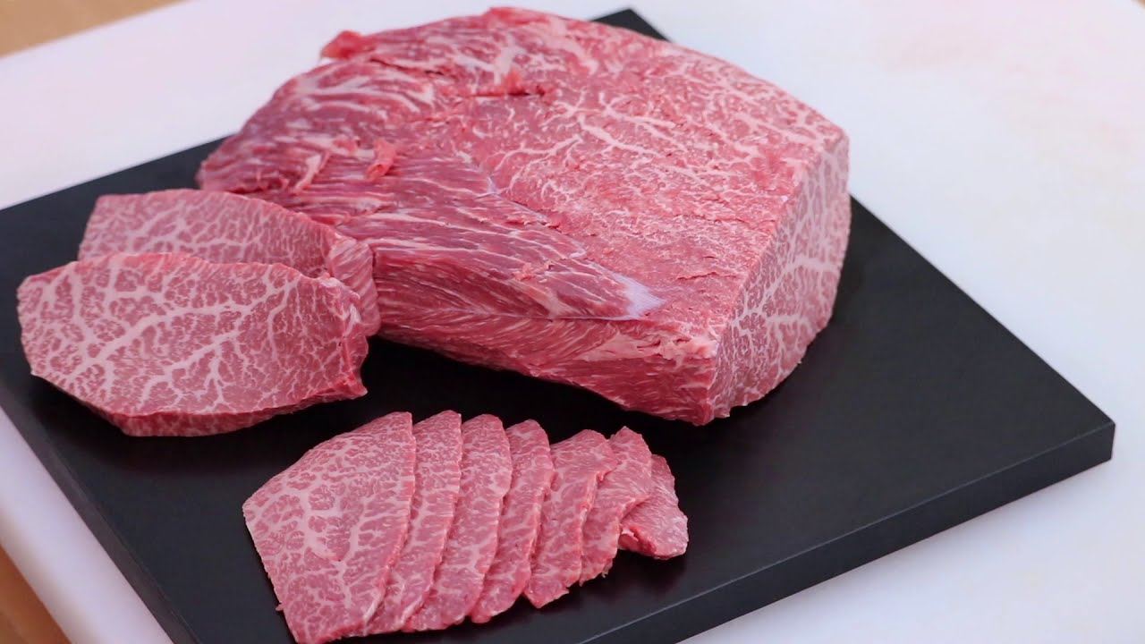 Wagyu Cutting Skills 黒毛和牛「しんたま」のカット  -How to Cut  a Knucle for Steak and Yakiniku