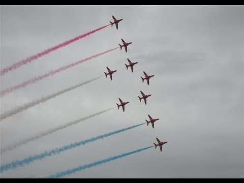 Spectaculaire vliegshow van de Red Arrows tijdens de Luchtmachtdagen 2014 in Gilze-Rijen