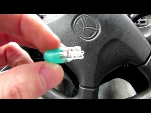 Mazda 323 계기 대시 보드에서 전구를 교체하는 방법