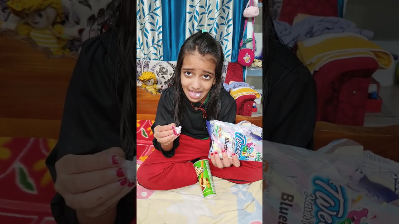 राधिका ने मार्शमैलो को चॉकलेट में डूबा दिया🍫🍫🤤🤤