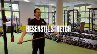Besenstil Stretch Stretching Übung Brust Muskulatur