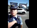 顔に手帳を擦り付けて来る警察