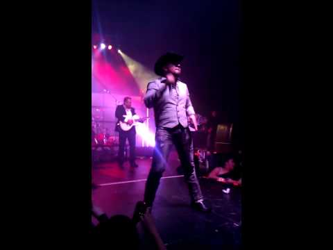 Video: Roberto Tapia Er Mer Forelsket Enn Noen Gang