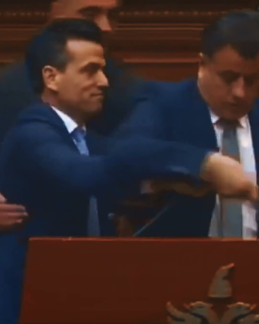 Rrota e Fiksit për Nokën. Drejtoi PD-në nga poshtë, kur doktori ishte në penxhere - Fiks Fare