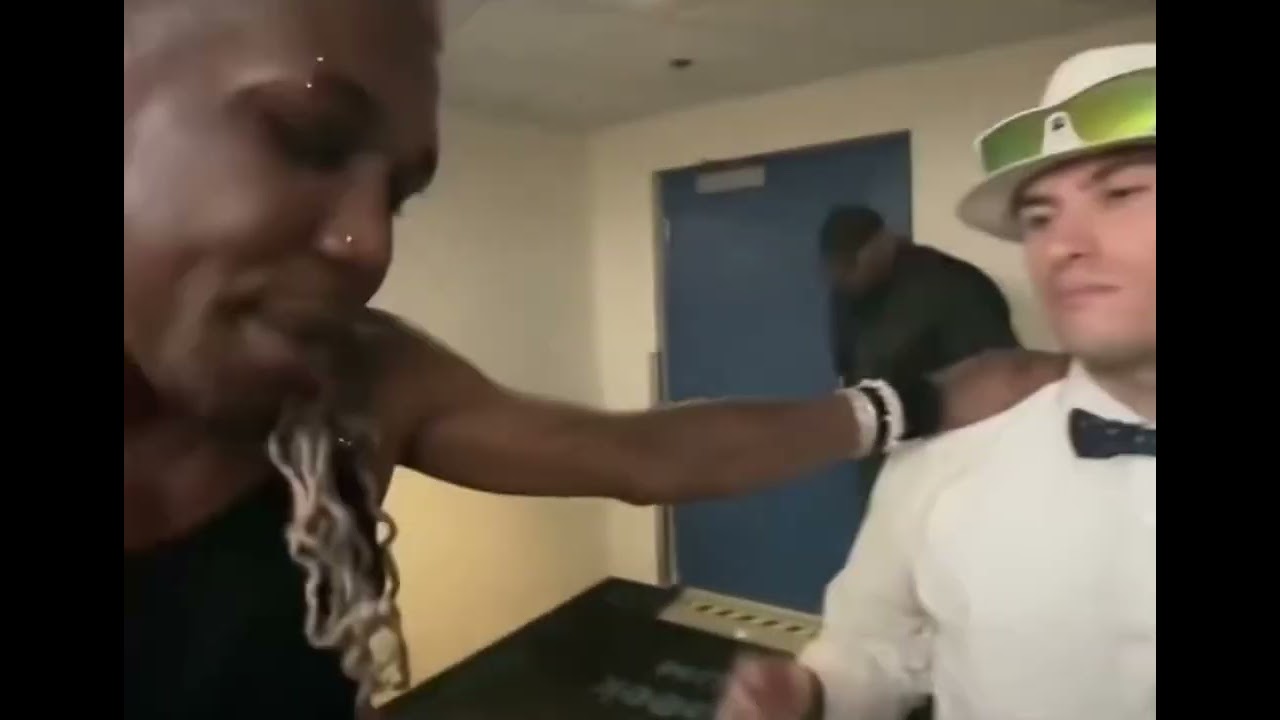 Destroy Lonely shouts out PlaqueBoyMax backstage after his performance at Summer Smash! 🐐🔥