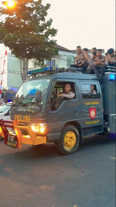 Kepolisian Siap Bertugas Patroli Mobil Truk Tempur Polisi di Jalan Raya π π¦