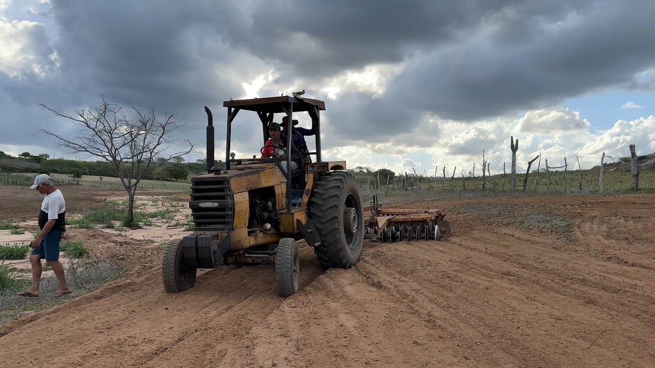 Nuvens de chuva se formou quando o trator tava grandeando proximo de um riacho do rio curimataú 