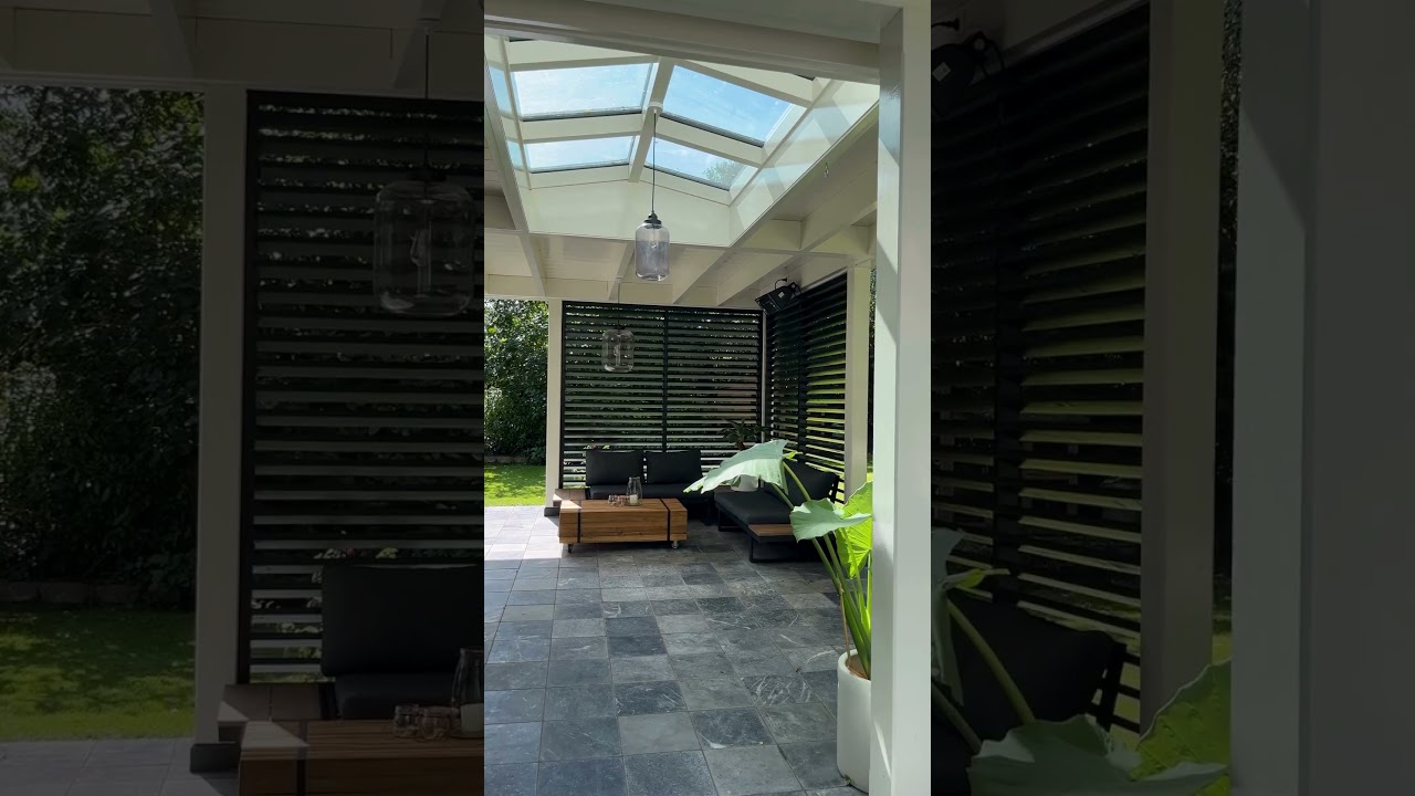 Luxe l-vormige veranda met lamellen